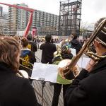 Meer dan honderd trombonisten op het schouwburgplein
