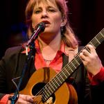 Dorien Wiersma zingt en begeleid zich op gitaar foto Hans Speekenbrink