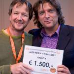zendermanager Florent Luyckx en NPS-prorgrammamaker en presentator Co de Kloet trots op de Jazz Media Award