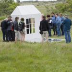 Bezoekers installatie Ze kwam binnen.... (foto Eddy Westveer}