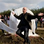 Herman van Veen onthult object Roses for Children, foto Hans Speekenbrink