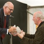 Jan Pronk overhandigt de objecten aan Herman van Veen